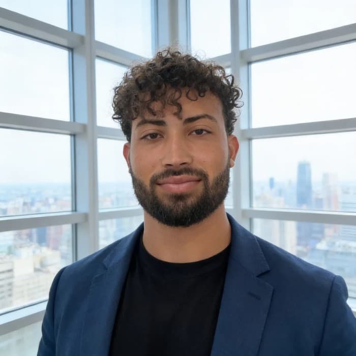 Gian Gomez headshot